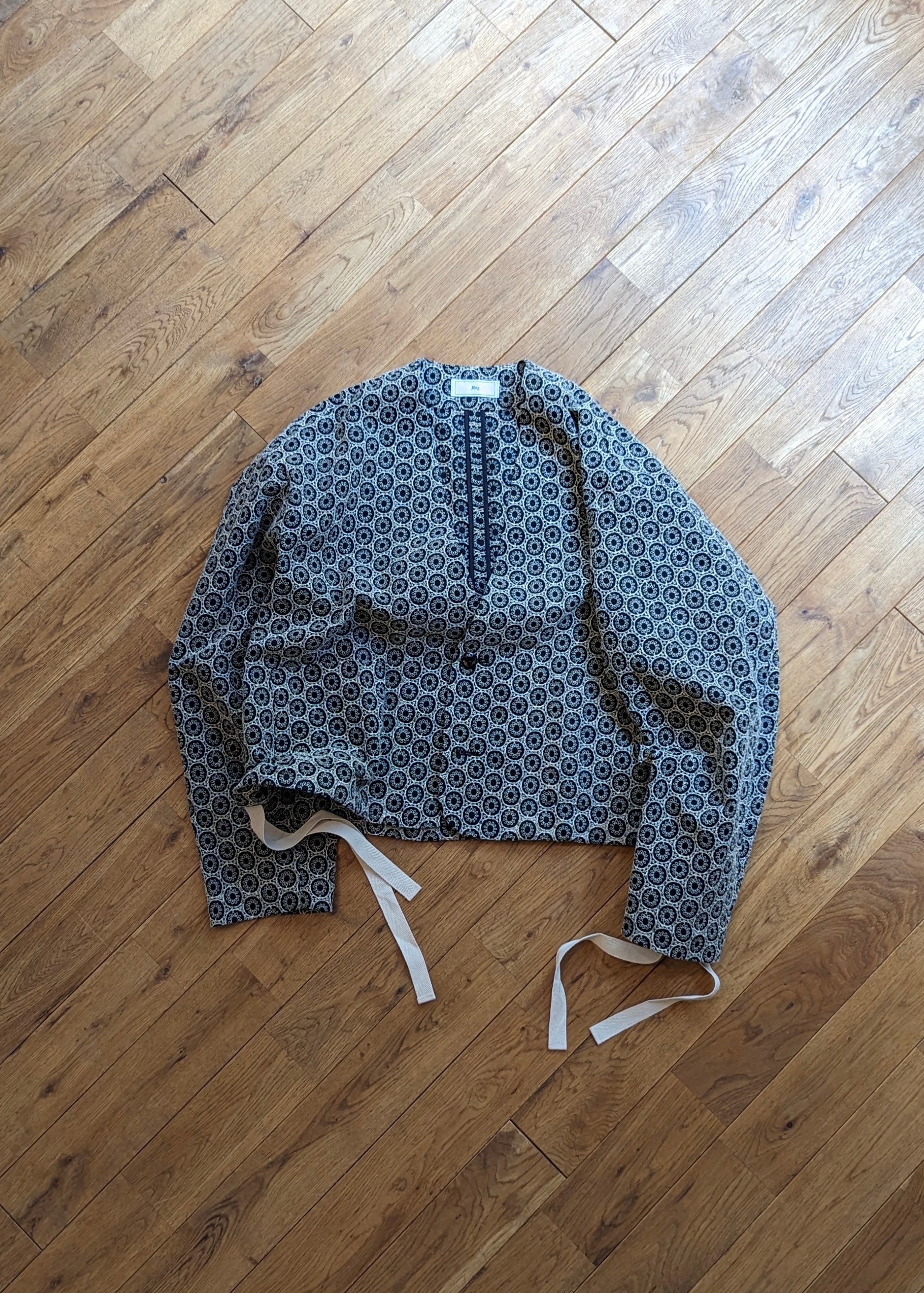Urig(ウーリッヒ) ROUND EMB COLLARLESS SHORT JACKET [BLACK] | Urig